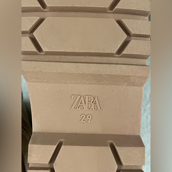 Zara Kids / toddler boots. Chunky external sole, side zipper. Beige / cream. 12 - Picture 8 of 12